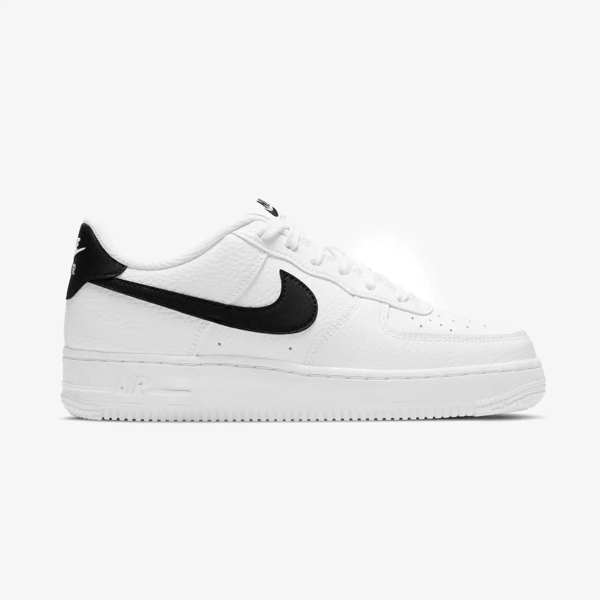 Beyaz Nike Air Force 1: Şıklık ve Konforun Buluştuğu İkonik Spor Ayakkabı Seçenekleri