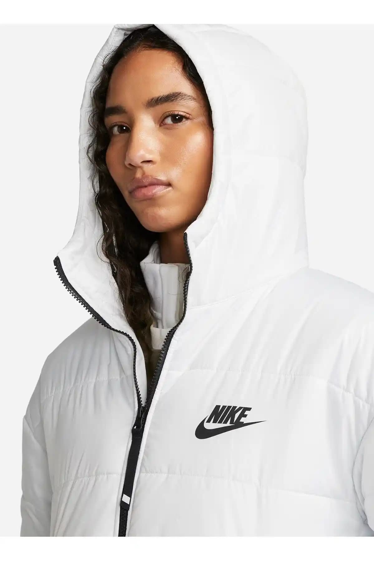 Beyaz Nike Mont: Modern Tasarım ve Fonksiyonelliğin Şıklıkla Buluştuğu Kış Koleksiyonu