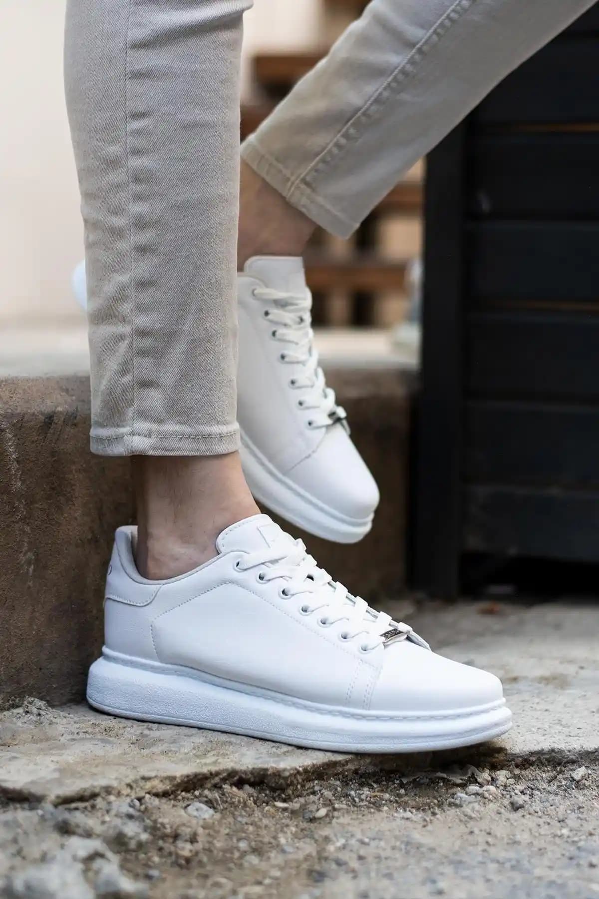 Beyaz Polo Ayakkabılar: Şıklık ve Konforun Modern Buluşması Nasıl Yaratılır