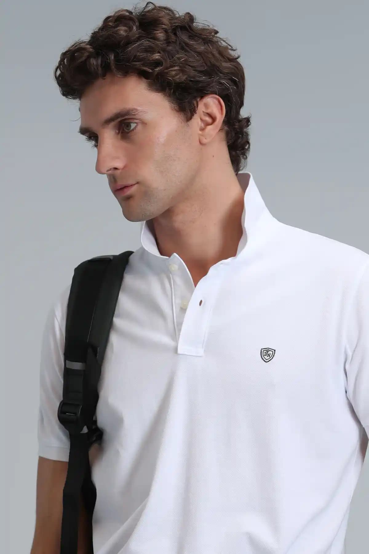 Beyaz Polo Yaka Tişörtler: Şıklık ve Konforun Güncel Moda Parçası