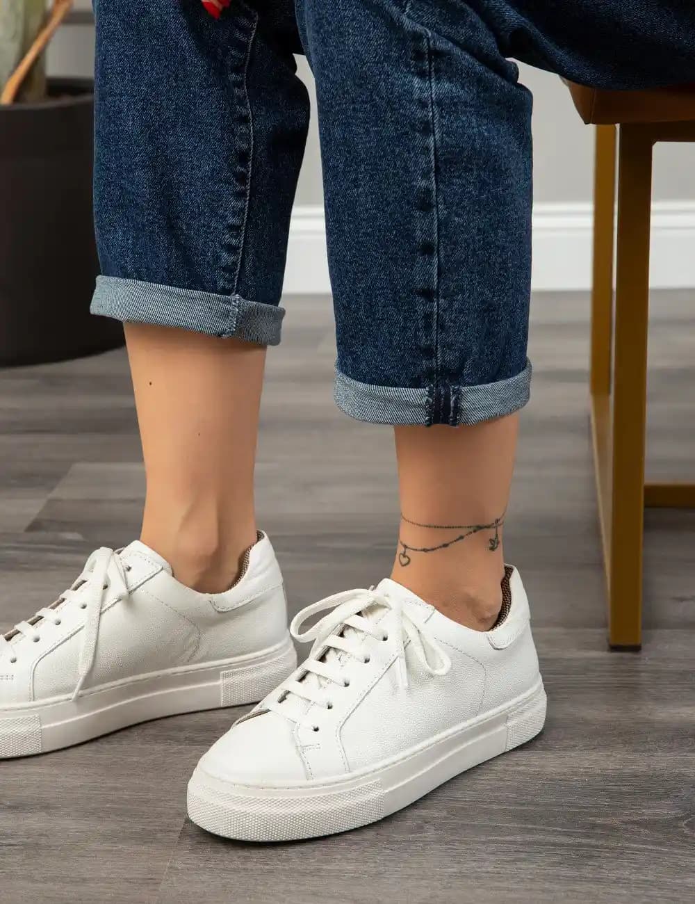 Beyaz Sneaker Ayakkabılar: Moda ve Konforun Buluştuğu Güncel Trendler ve Seçim Rehberi