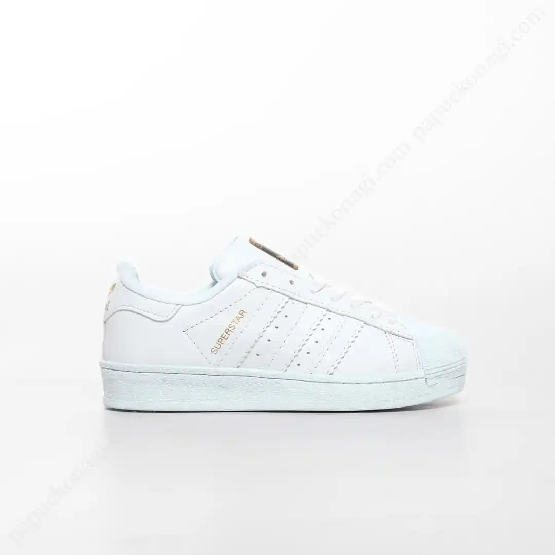 Beyaz Superstar Ayakkabılar: Zamansız Şıklık ve Rahatlığın Sembolü