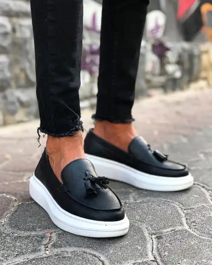 Beyaz Tabanlı Siyah Ayakkabılar: Modern Tasarımlar ve Günlük Kullanım İpuçları