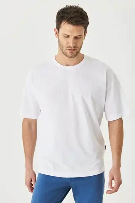 Beyaz Tişört ve Çanta/Ayakkabı Kombinasyonlarıyla Şık ve Modern Stiller Oluşturma Rehberi