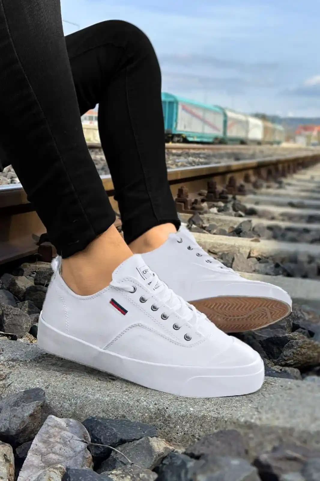 Erkek Beyaz Ayakkabılar: Modanın ve Konforun Vazgeçilmez Parçası