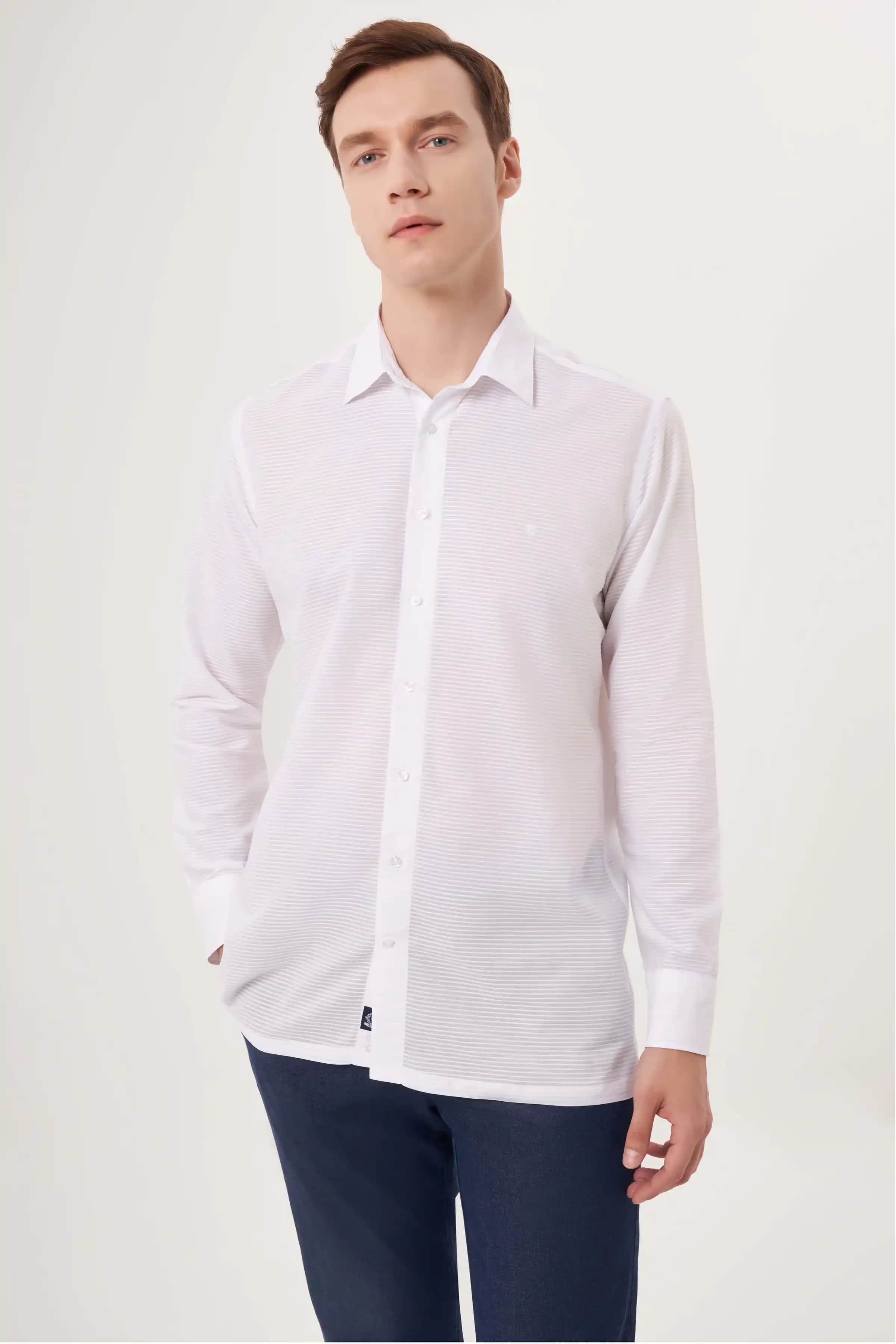 Erkek Beyaz Spor Gömlekleri: Çok Yönlü ve Şık Kombinasyonlar İçin Rehber