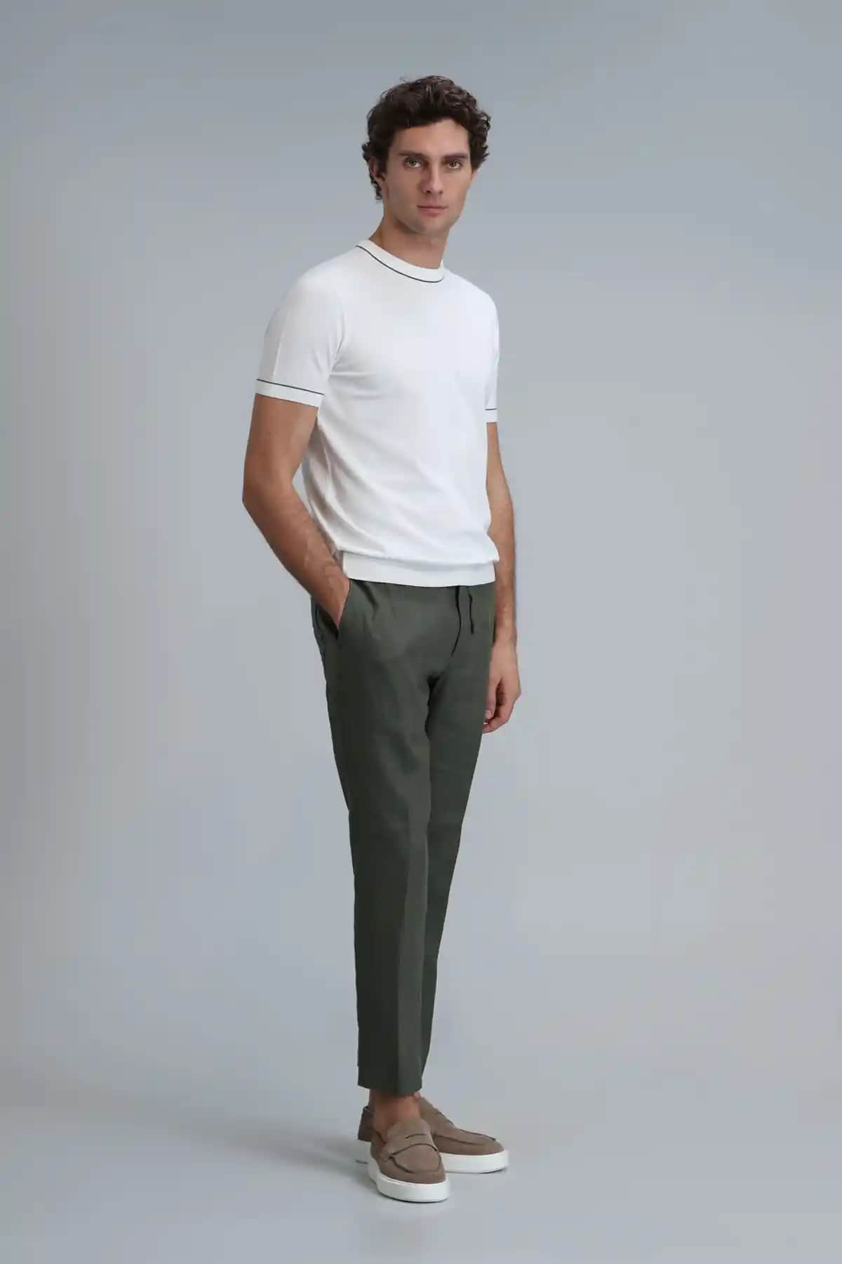 Erkek Chino Pantolonları: Şıklık ve Konforu Bir Arada Sunan Modeller ve Stil İpuçları