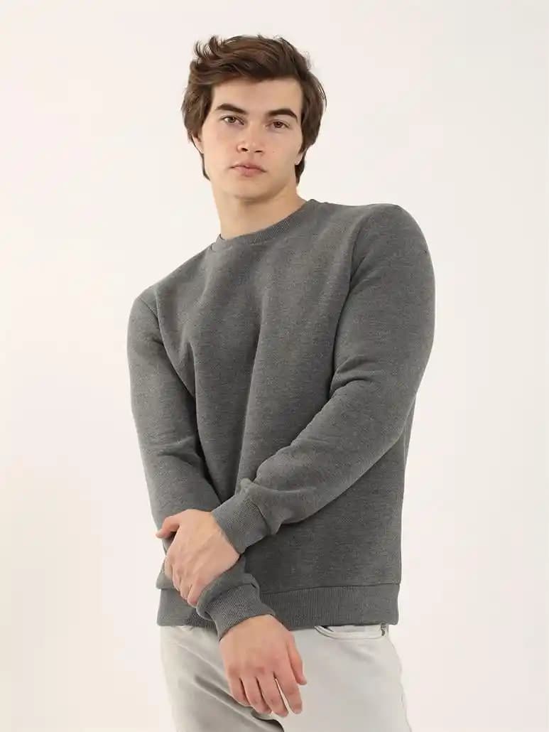 Erkek Düz Sweatshirt Modelleri ve Kombin İpuçlarıyla Günlük Şıklık