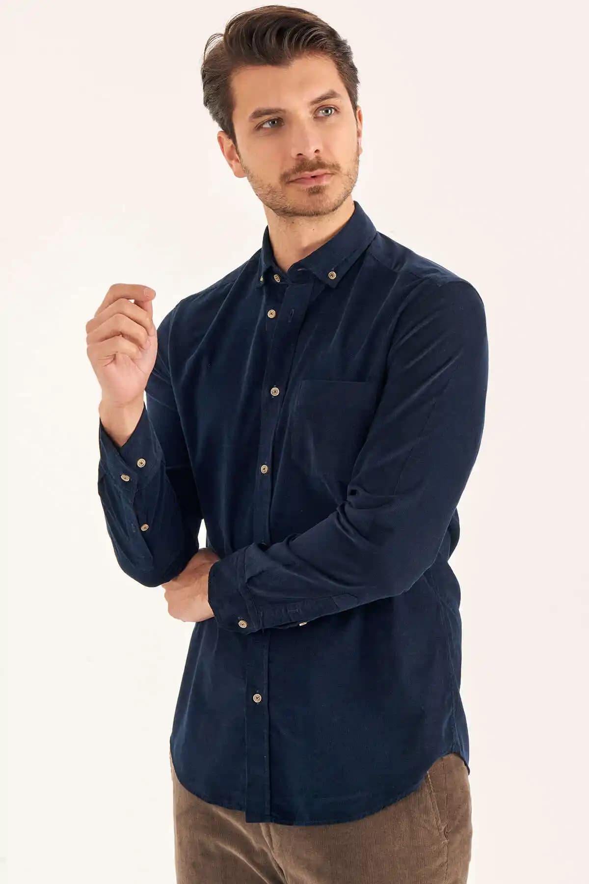 Erkek Kadife Gömlekler: Şıklık ve Konfor Sunan Modern Tasarımlar ve Stil İpuçları