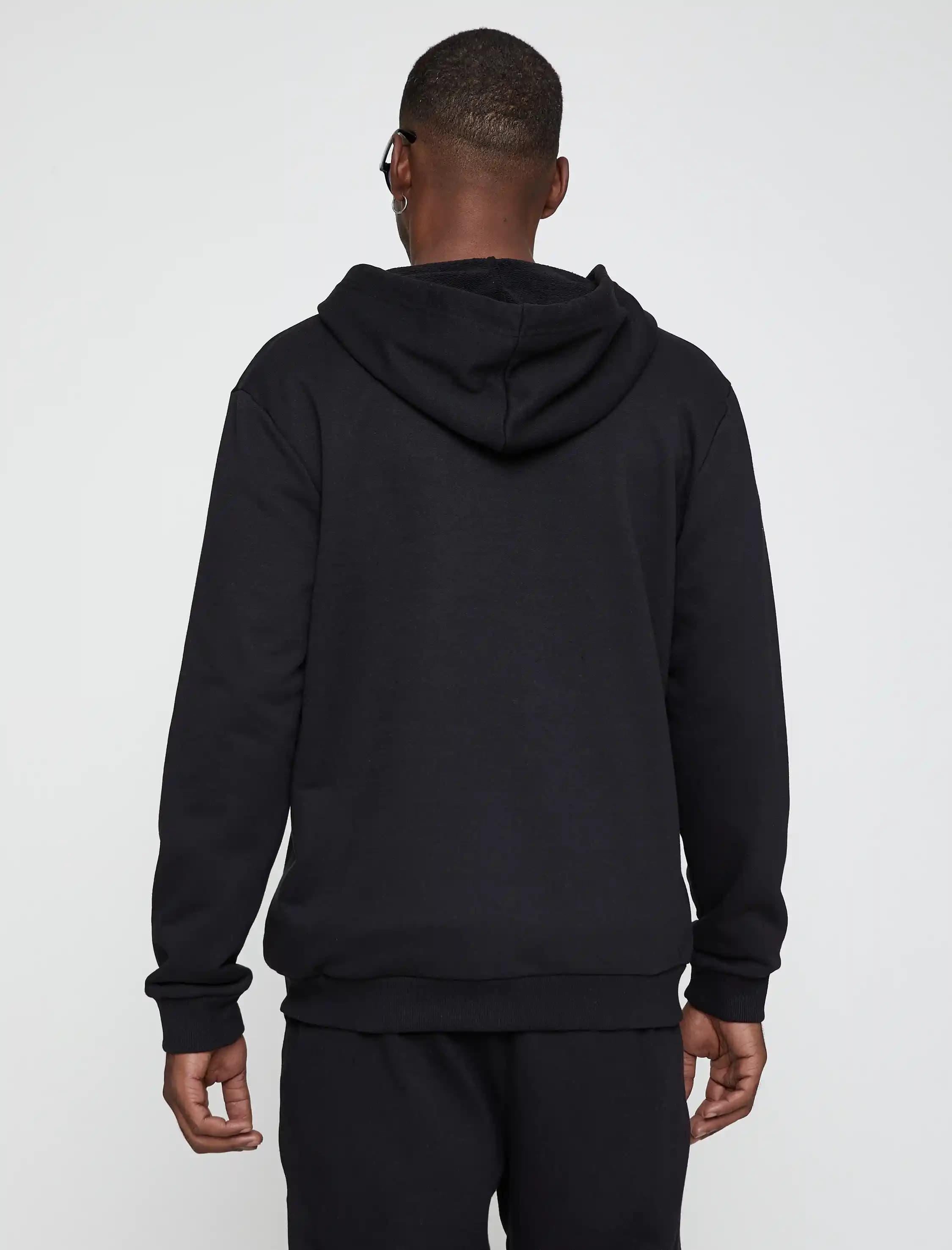 Erkek Kapşonlu Fermuarlı Sweatshirtler: Günlük ve Spor Şıklık İçin Ideal Seçenekler