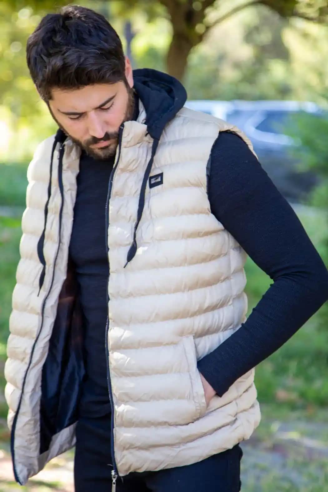 Erkek Kapüşonlu Yelekler: Çok Yönlü Kullanım ve Stil İpuçlarıyla Güncel Moda Trendleri