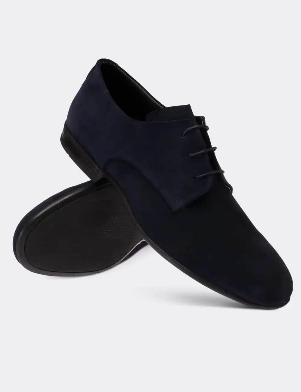 Erkek Klasik Süet Ayakkabılar: Şıklık ve Rahatlığın Modern Buluşması