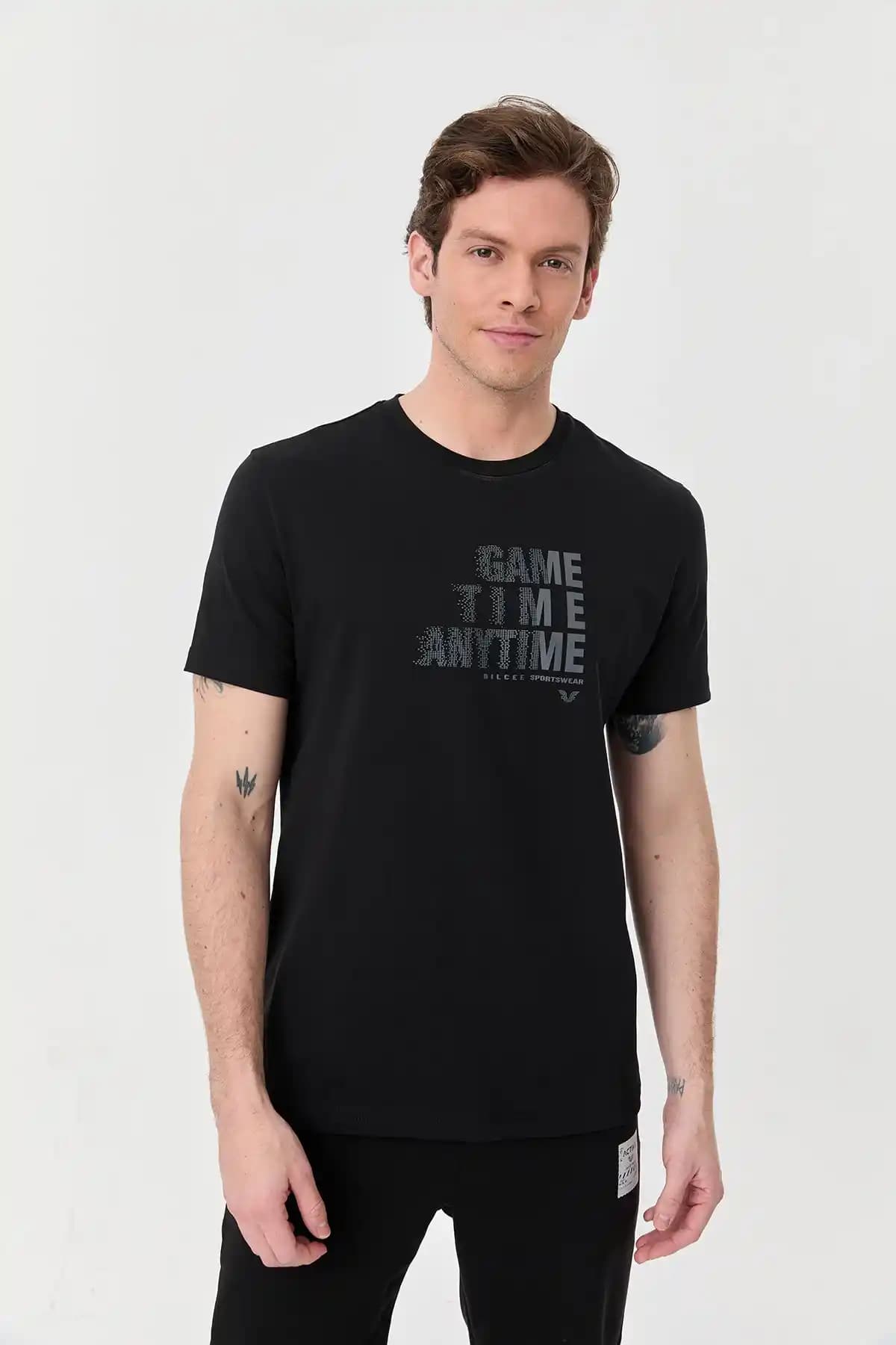 Erkek Siyah Baskılı Tişörtlerle Uyumlu Çanta ve Ayakkabı Kombinasyonları