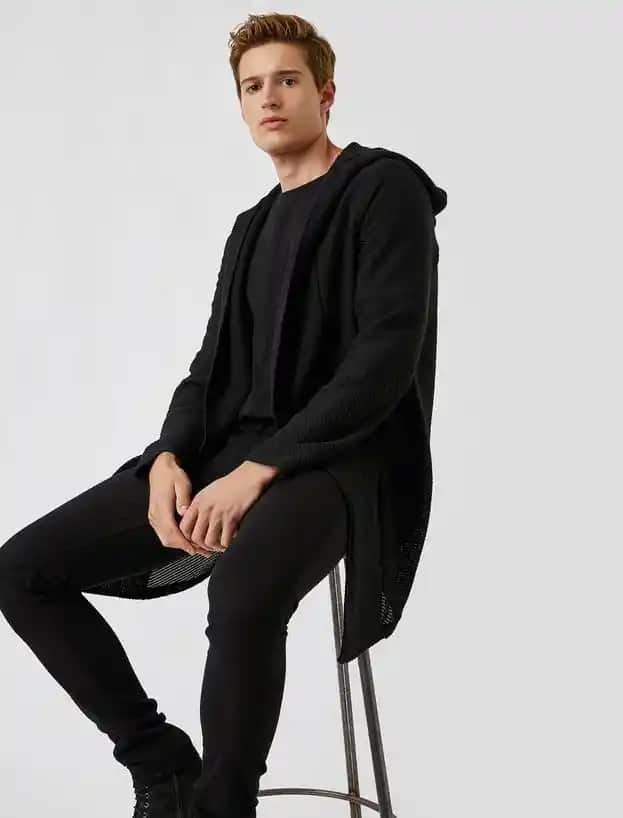 Erkek Siyah Kapşonlu Hırka: Moda ve Fonksiyonun Birleştiği Çok Yönlü Giyim Parçası