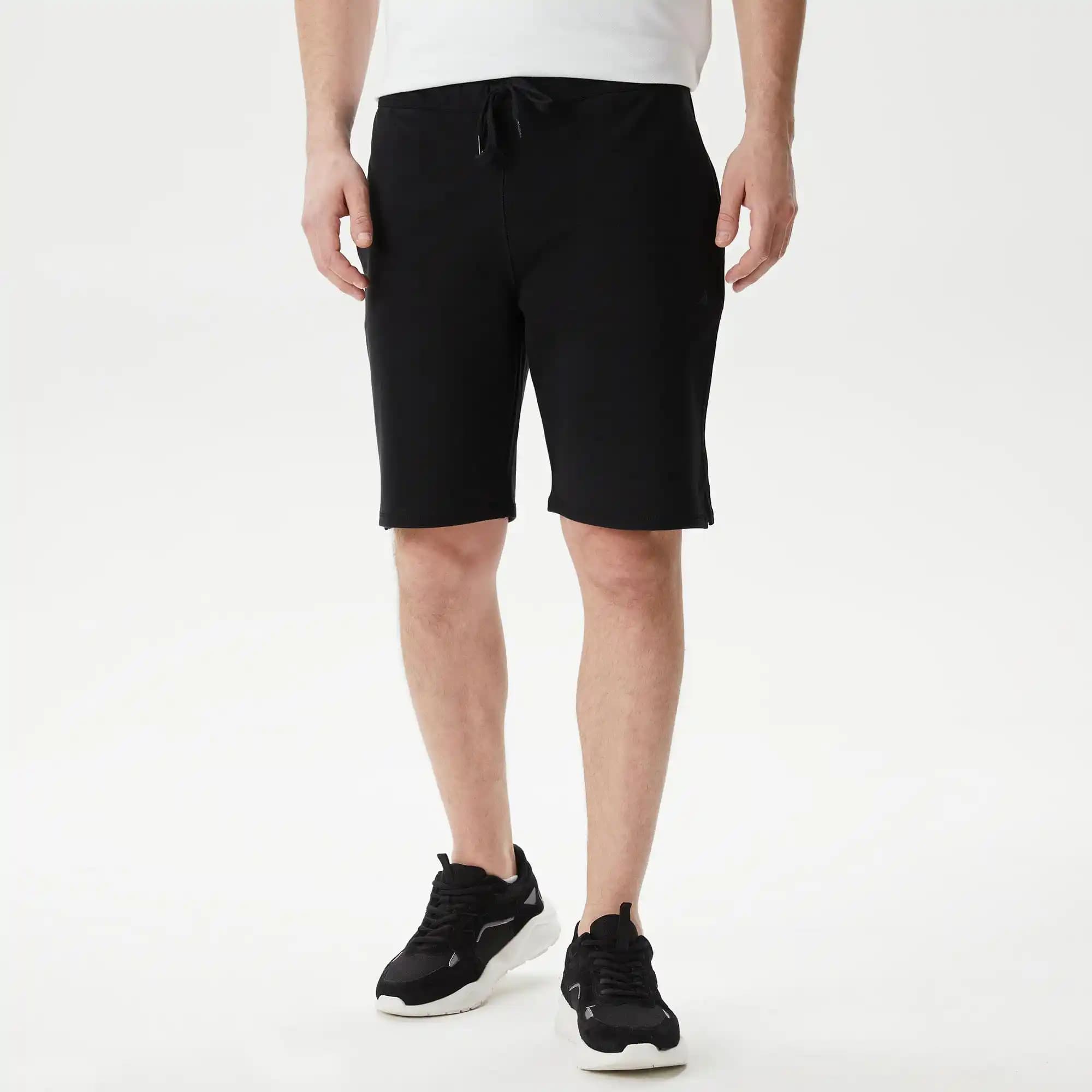 Erkek Siyah Şort Modelleri ve Stil İpuçları ile Günlük ve Spor Kombinasyonları