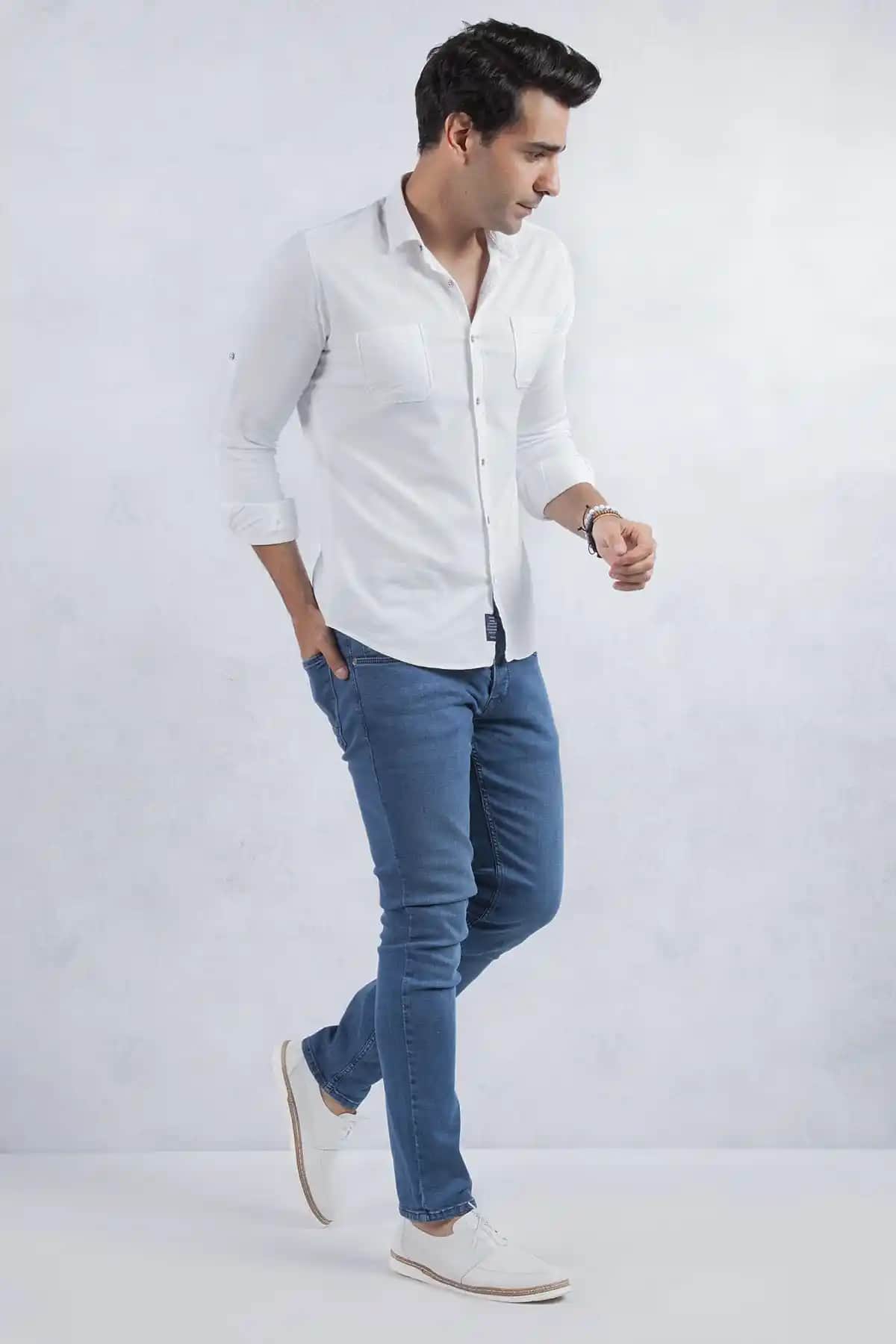 Erkekler İçin Beyaz Gömlek Kombinasyonları Çanta ve Ayakkabı Seçenekleriyle Şıklık Yaratın