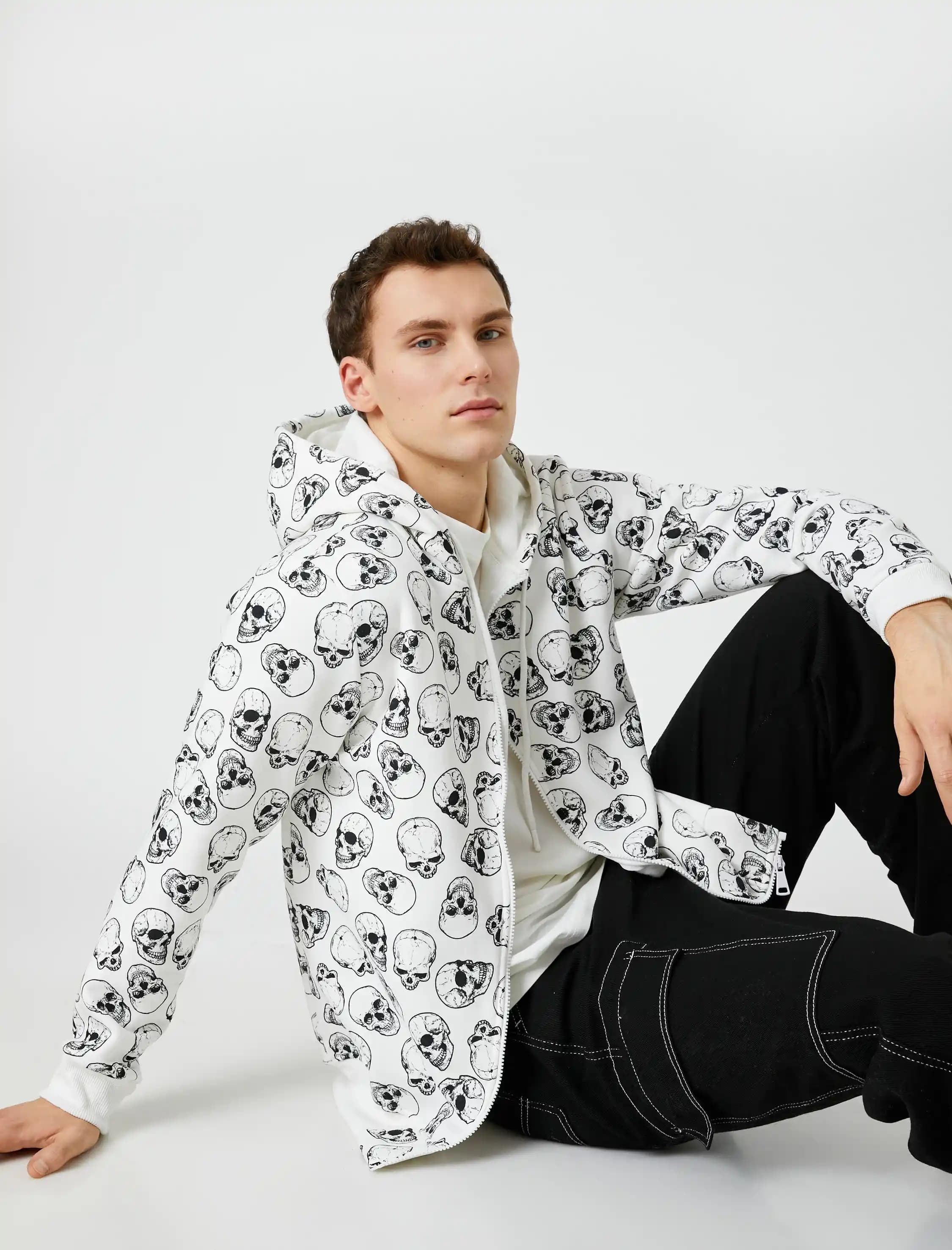 Erkekler İçin Beyaz Kapşonlu Sweatshirt Trendleri ve Kombinasyon İpuçları