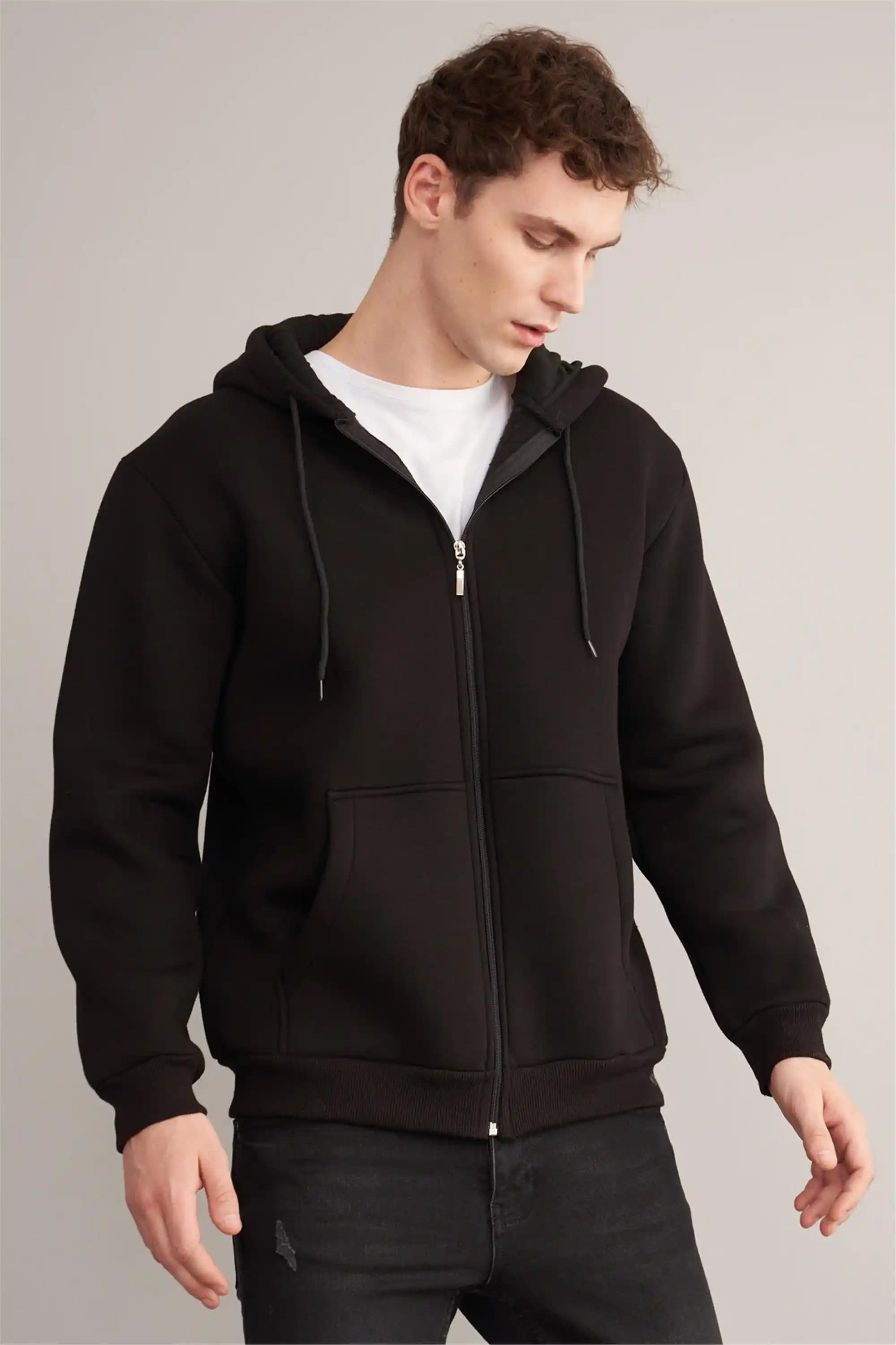 Erkekler İçin Fermuarlı Sweatshirt Seçerken Dikkat Edilmesi Gerekenler ve Moda Trendleri