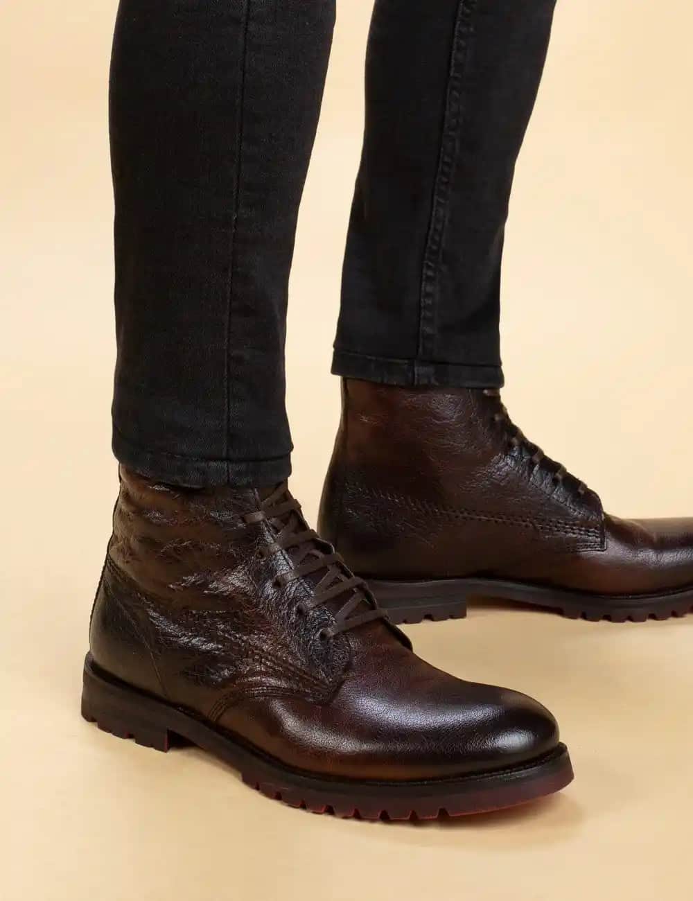 Erkekler İçin Kahverengi Deri Botlar: Şıklık ve İşlevselliğin Uyumuyla Günlük ve Resmi Kullanım