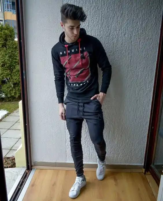 Genç Erkekler İçin Çanta ve Ayakkabının Moda ve Fonksiyonellikteki Önemi