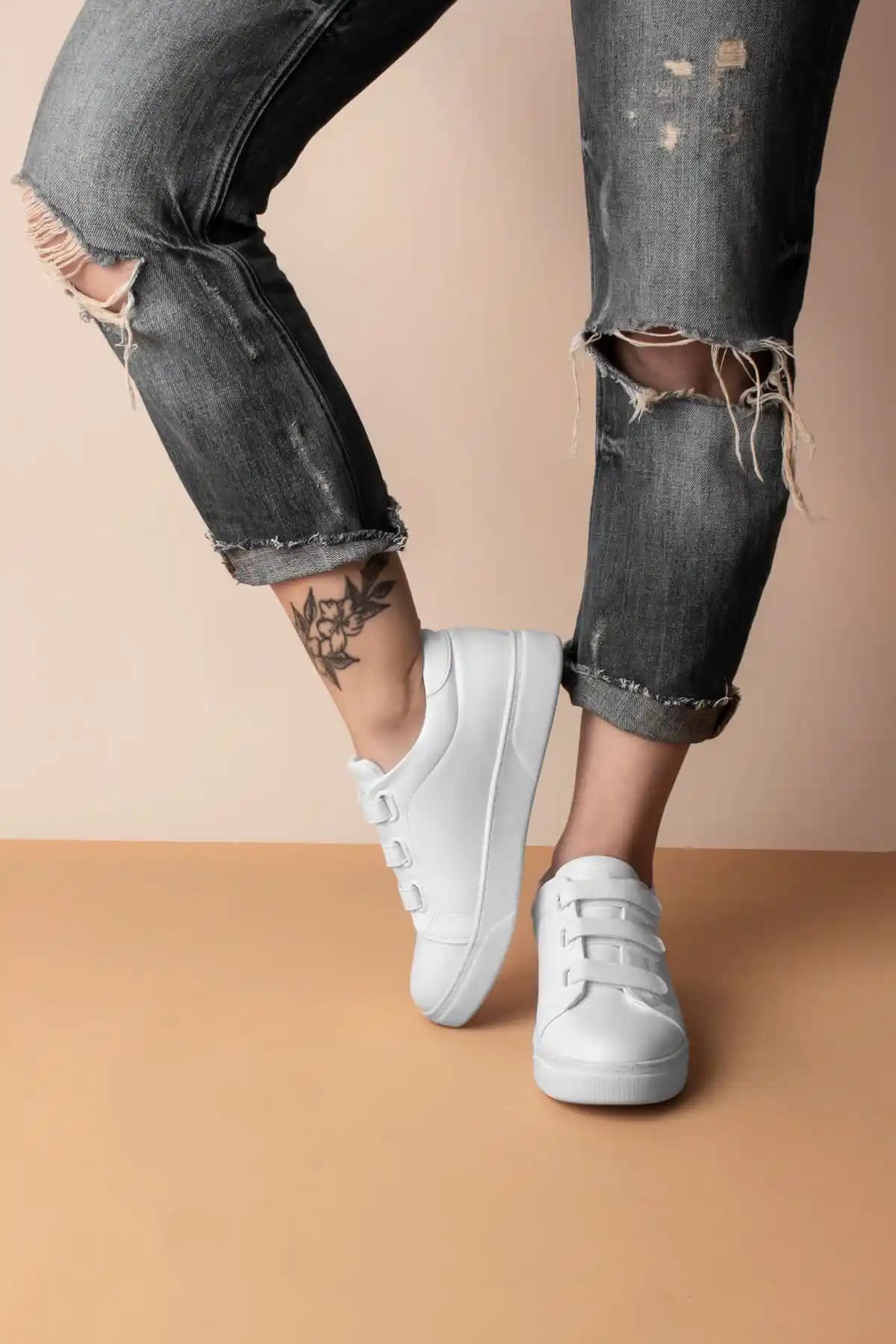 Kadın Beyaz Spor Ayakkabıları: Şıklık ve Konforu Bir Arada Sunan Modeller