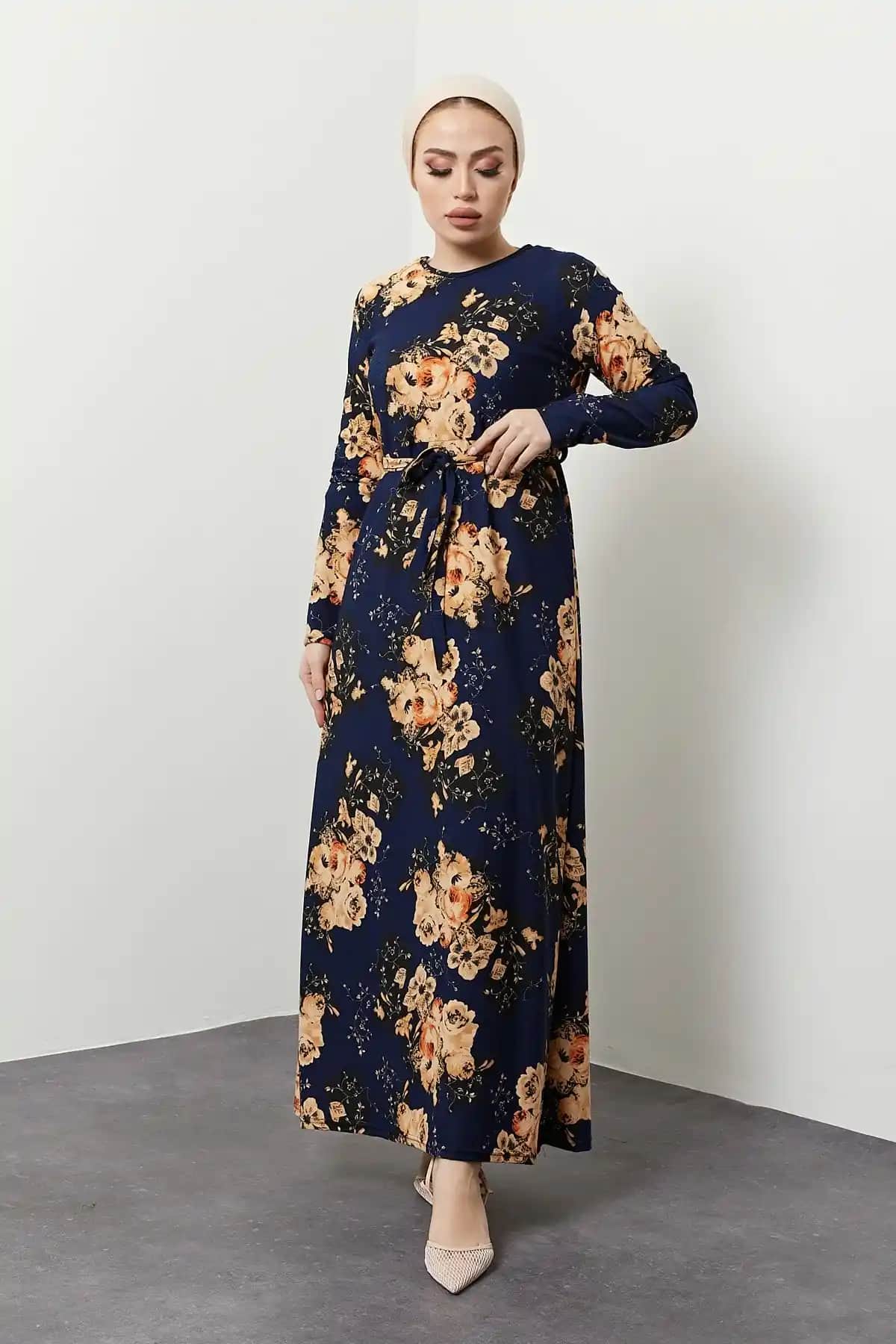 Kadın Lacivert Elbise ile Çanta ve Ayakkabı Uyumu: Stil ve Şıklık Rehberi