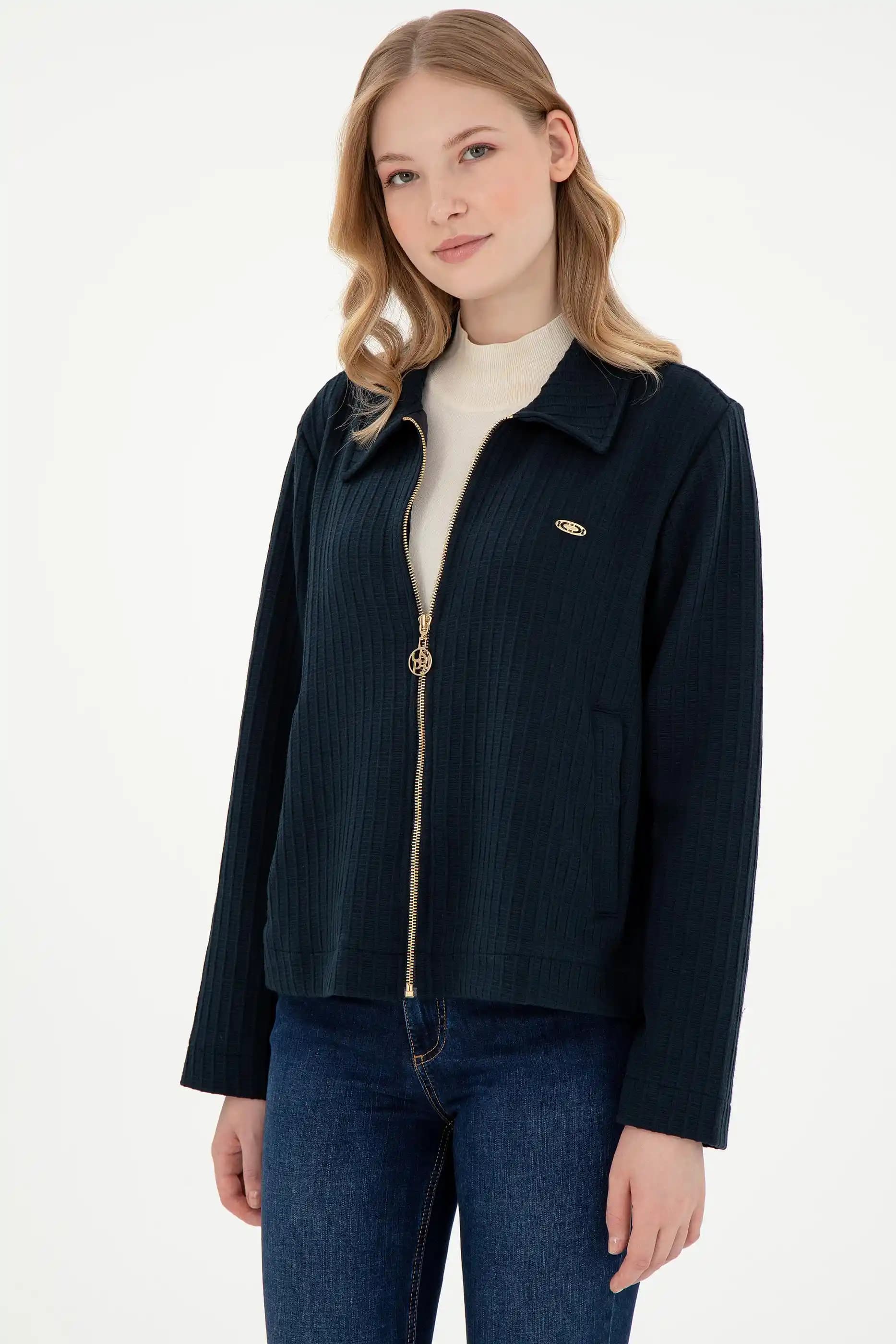 Kadın Lacivert Sweatshirt ve Aksesuar Kombinasyonlarıyla Şıklık ve Konforu Yakalayın