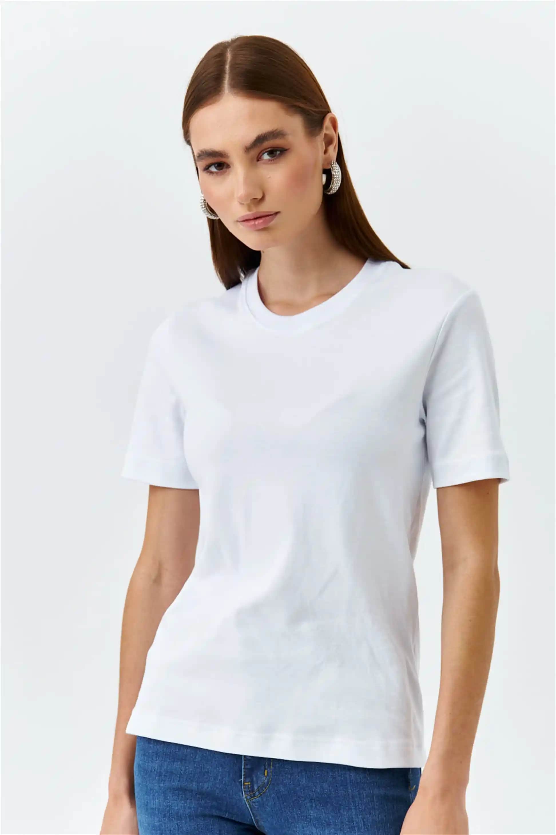 Kadın Tişörtleri ile Uyumlu Çanta ve Ayakkabı Kombinasyonları Rehberi