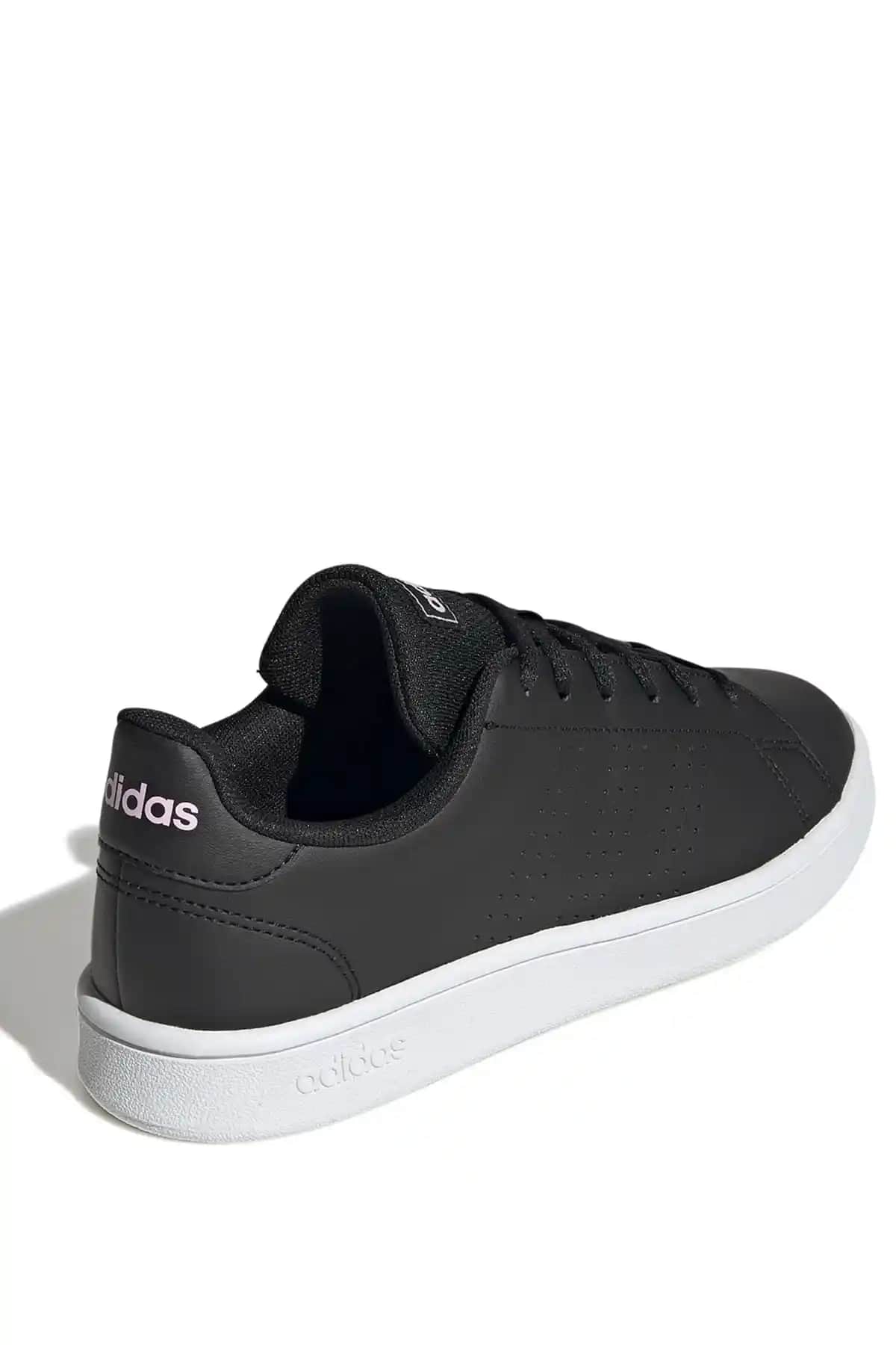 Kadınlar İçin Adidas Sneaker Modelleri: Şıklık ve Konforun Bir Arada Sunumu