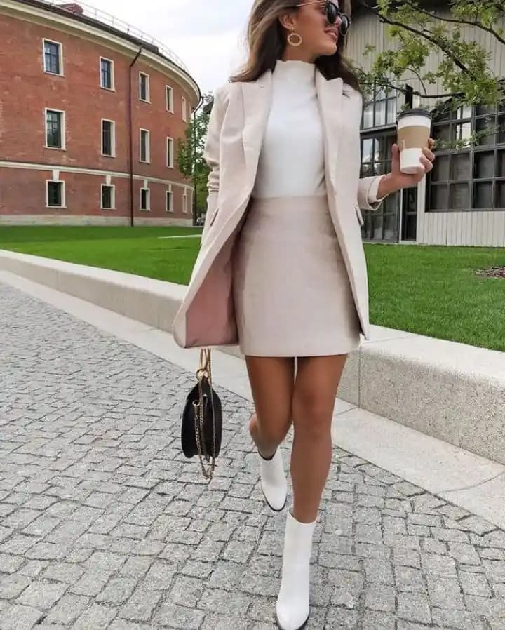 Kadınlar İçin Şık Kombinler: Çanta ve Ayakkabıyla Tamamlanan Modern Stil Rehberi