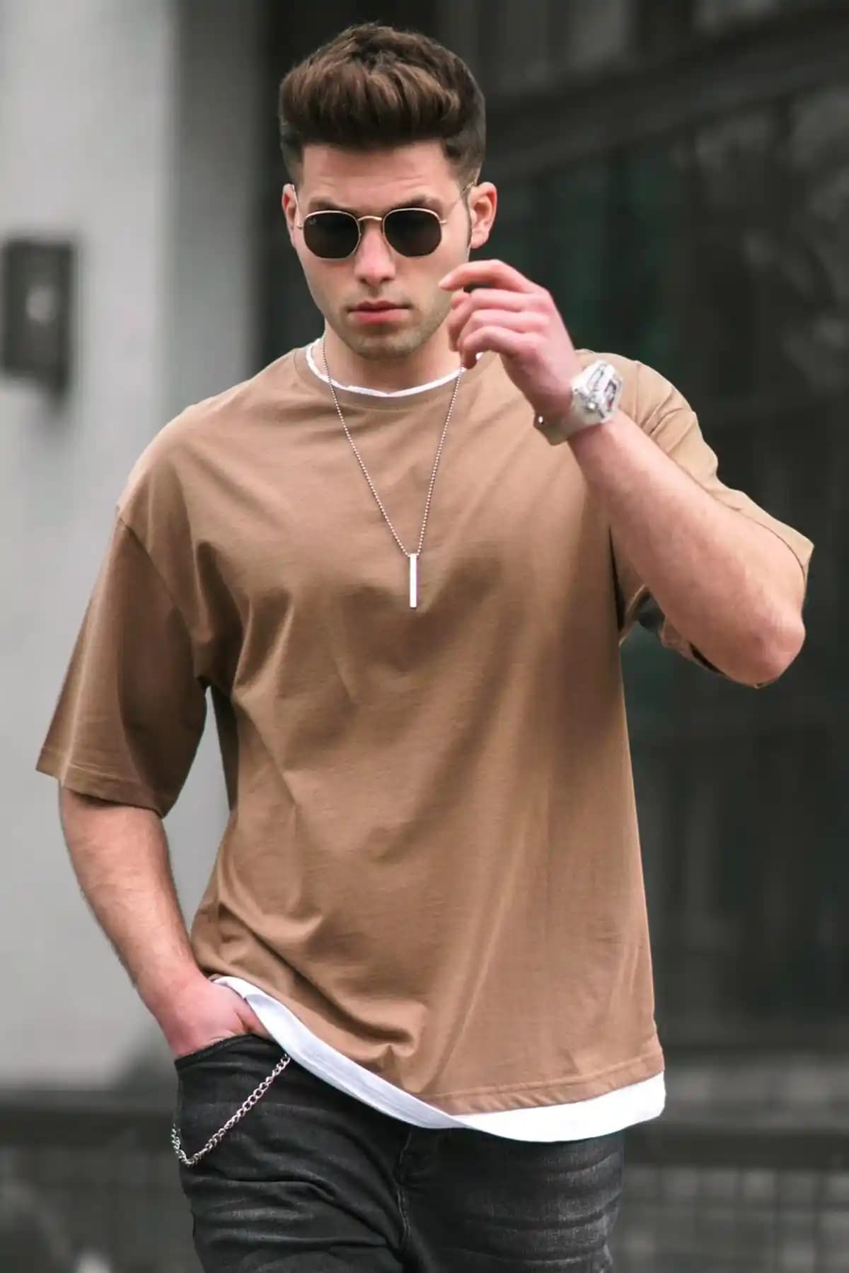 Kahverengi Erkek Tişörtleriyle Uyumlu Çanta ve Ayakkabı Seçenekleri Rehberi