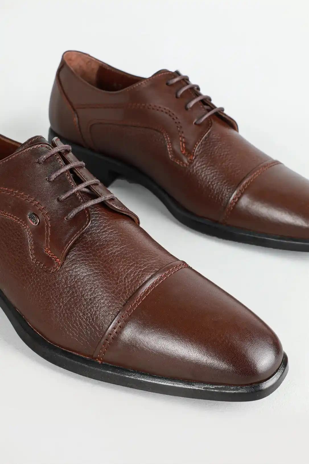 Kahverengi Klasik Erkek Ayakkabıları: Çok Yönlü ve Zarif Seçenekler Rehberi