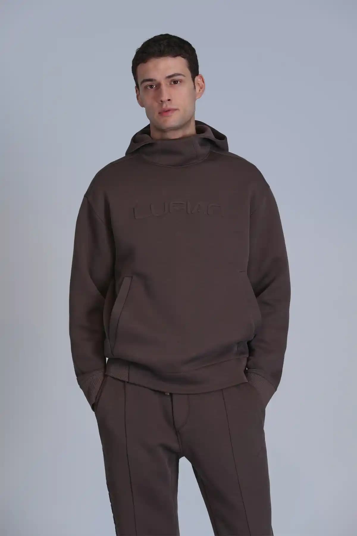 Kahverengi Sweatshirt ve Uyumlu Çanta/Ayakkabı Seçenekleriyle Stil Yaratma Rehberi