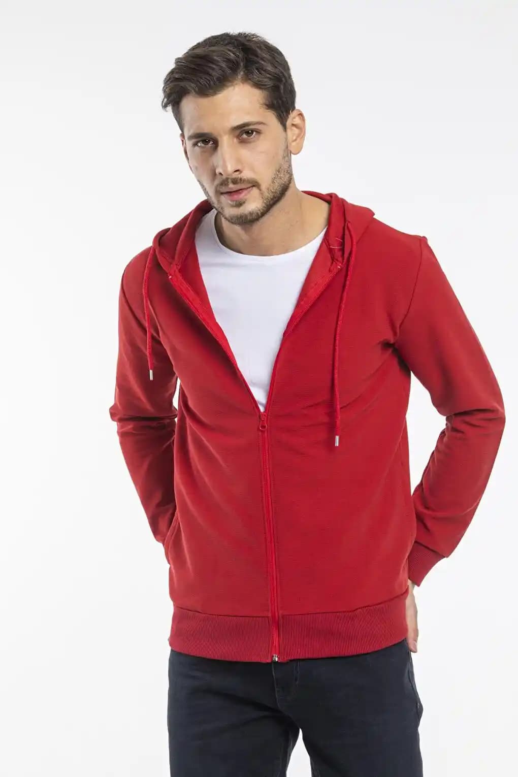 Kapşonlu Erkekler İçin Uygun Ayakkabı ve Çanta Seçenekleri ve Stil İpuçları