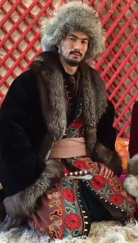 Kazakistan Erkeklerinin Geleneksel ve Modern Yaşam Tarzları Üzerine Kapsamlı Bir Analiz