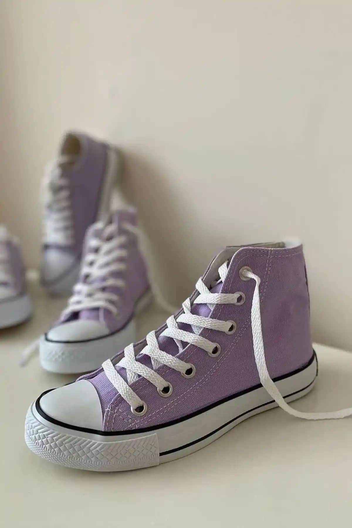 Lila Converse Ayakkabılar ile Tarzınızı Yükseltecek Kombinasyonlar ve Moda İpuçları