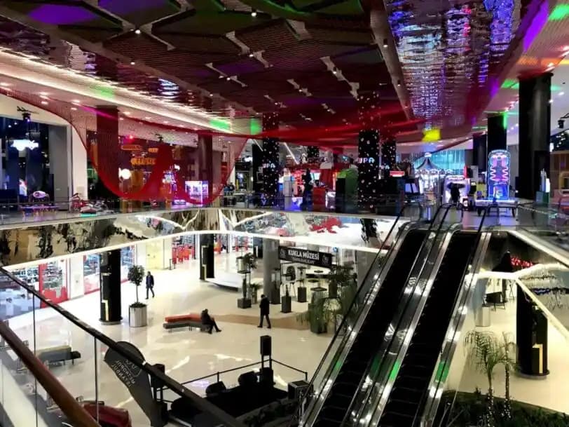 Metropol İstanbul'da Ayakkabı ve Çanta Alışverişi: Trendler ve Kalite Odaklı Seçenekler