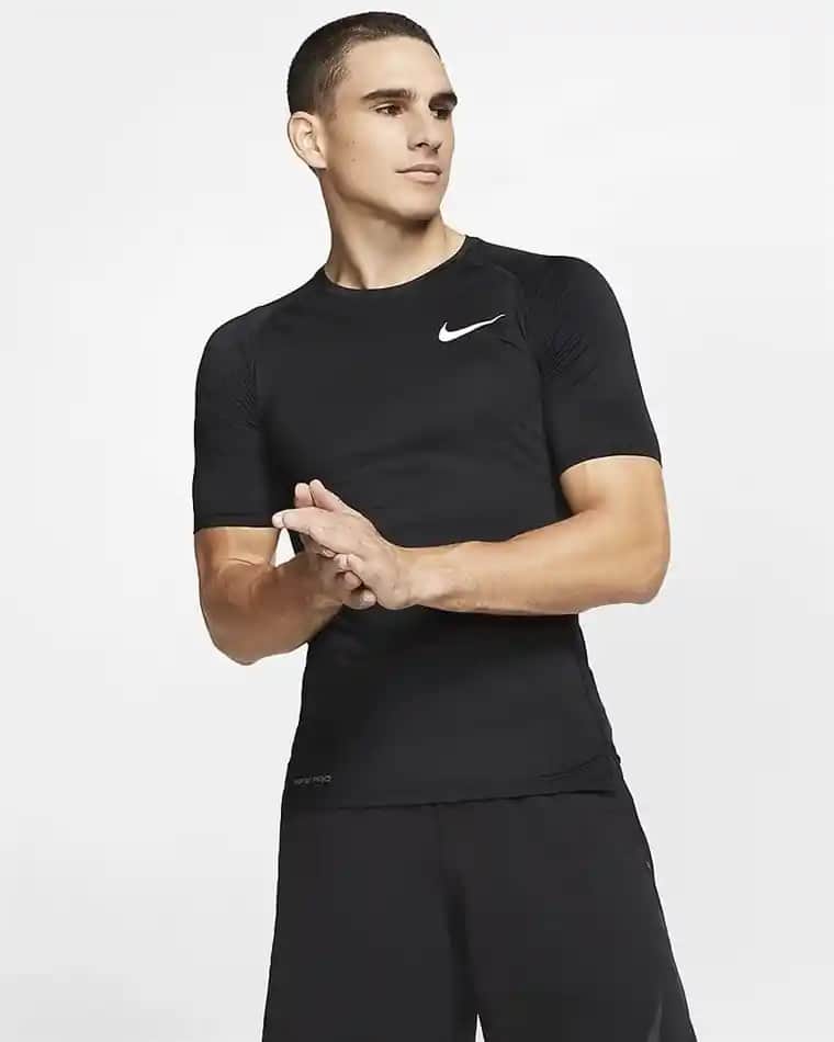 Nike Erkek Tişörtleri ve Ayakkabılarıyla Şıklık ve Konforu Yakalayın