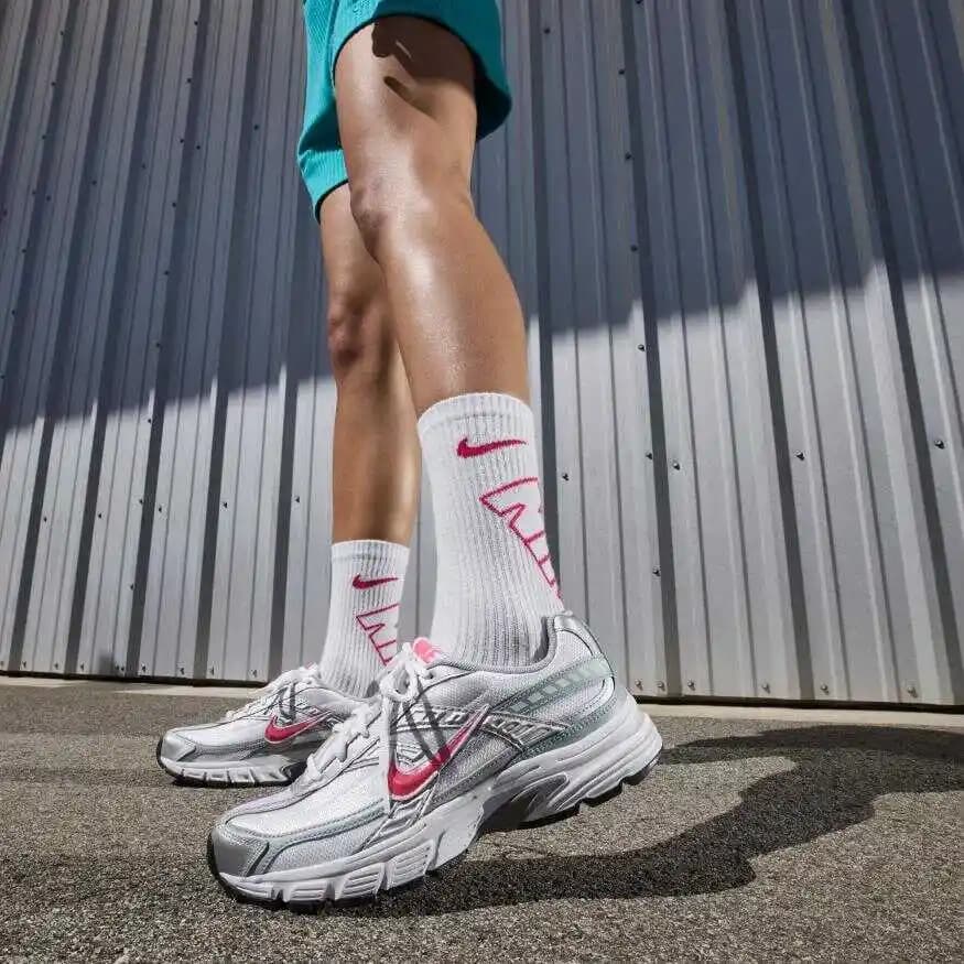 Nike Initiator Kadın Spor Ayakkabısı: Şıklık ve Konforun Birleştiği Modern Tasarım