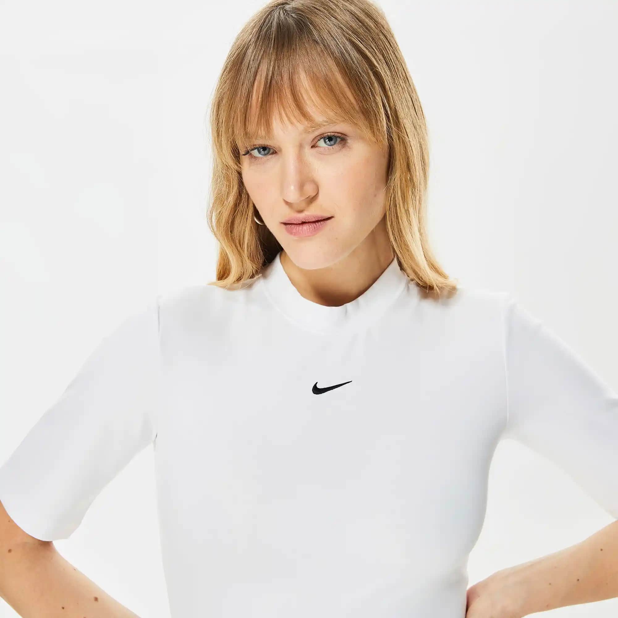 Nike Kadın Giyim Koleksiyonlarıyla Şıklık ve Konforu Bir Arada Yakalayın