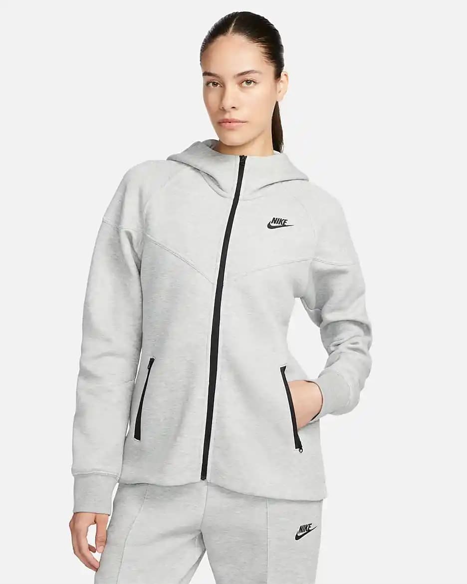 Nike Kadın Hoodie Modelleri ile Günlük Şıklık ve Konforun En İyi Buluşması
