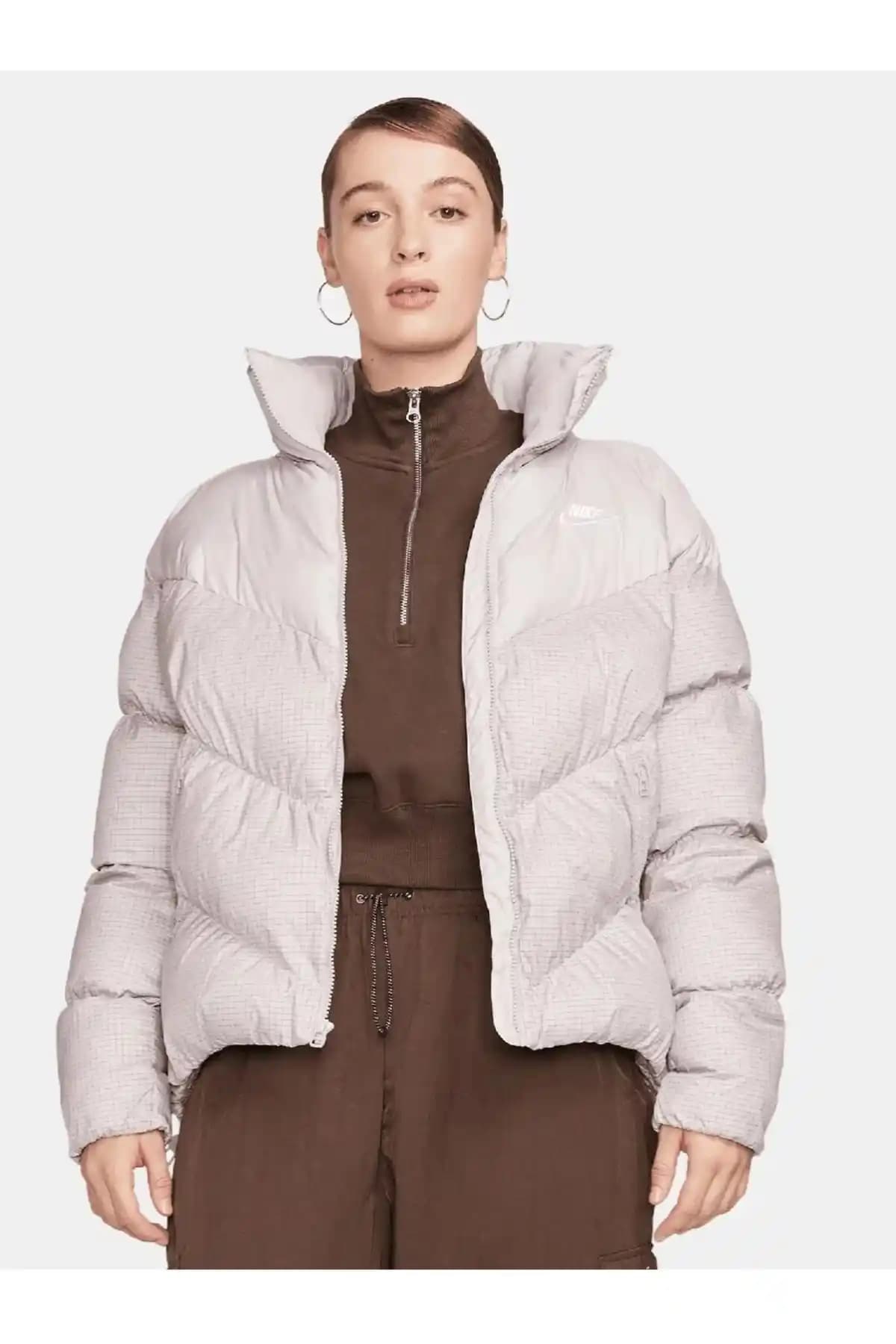 Nike Kadın Şişme Montlar: Yüksek Performans ve Şıklık Sunan Kış Koleksiyonu