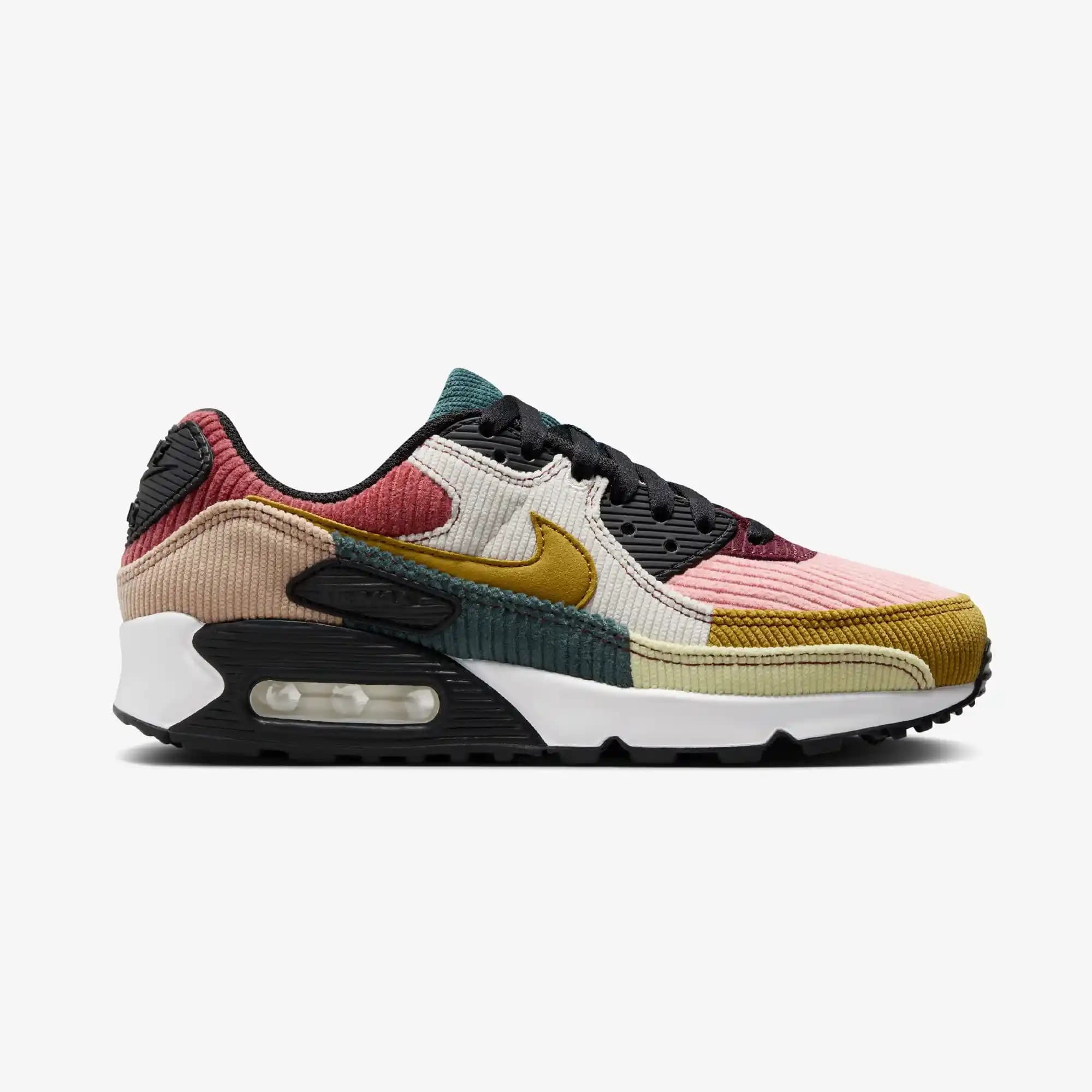 Nike Renkli Spor Ayakkabılar ile Günlük Şıklığınızı Yansıtın ve Tarzınızı Özgün Kılın