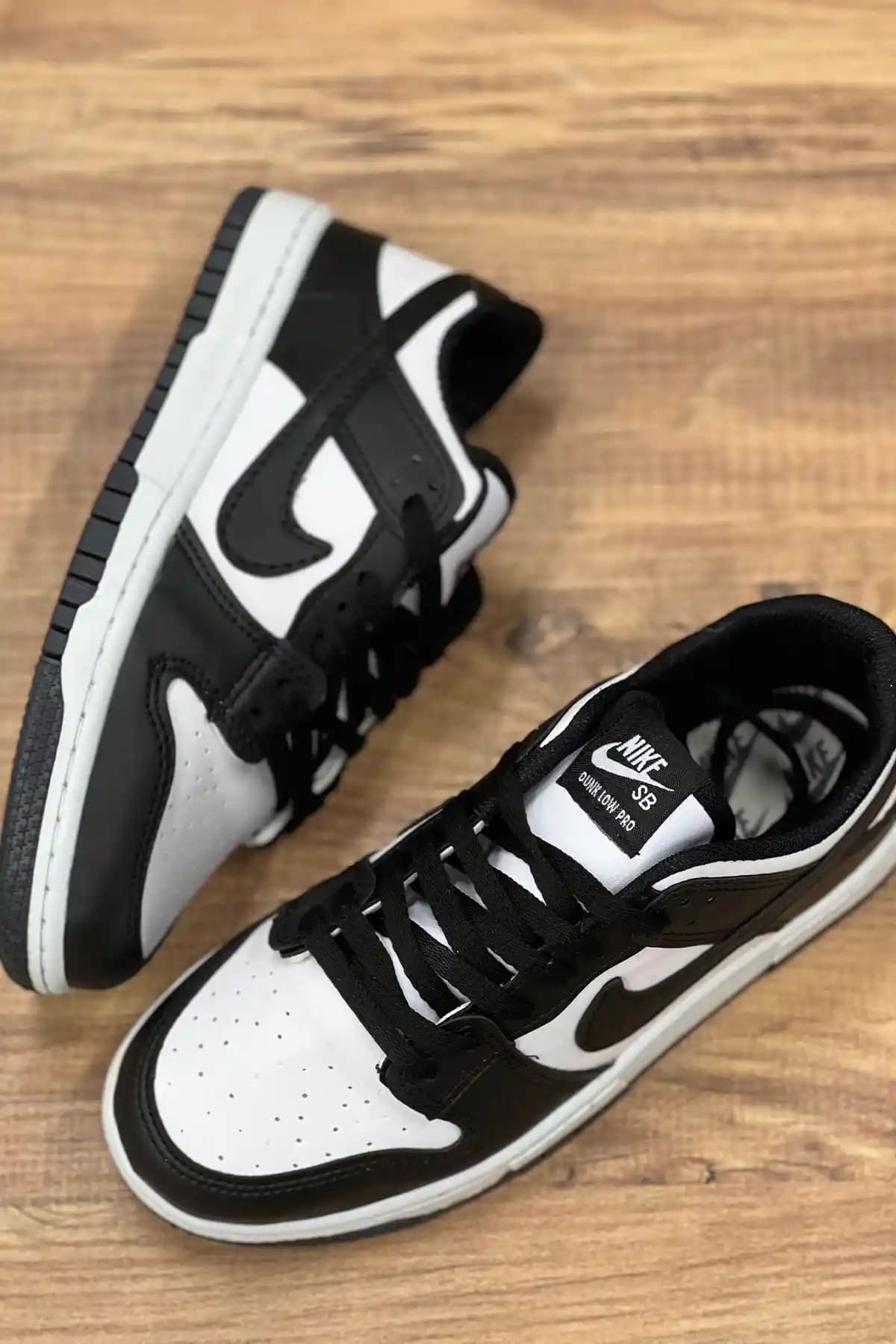 Nike Siyah Beyaz Ayakkabılar: Şıklık ve Konforun Mükemmel Buluşması