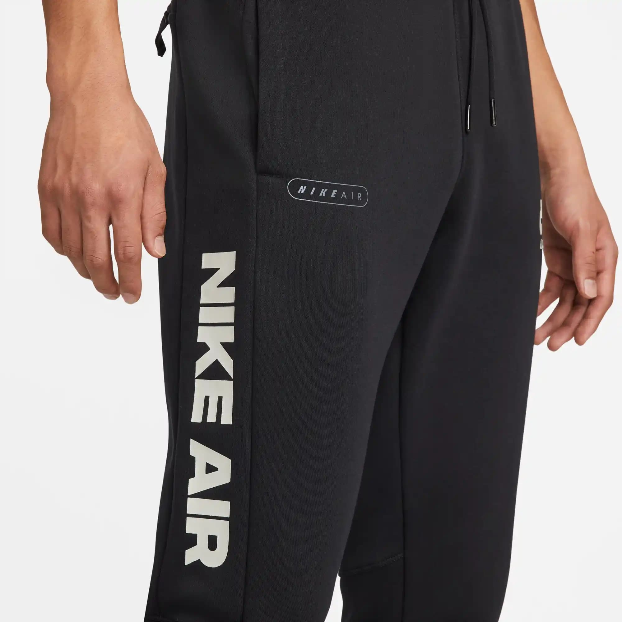 Nike Siyah Erkek Eşofman Altları: Konfor ve Şıklığın Modern Buluşması