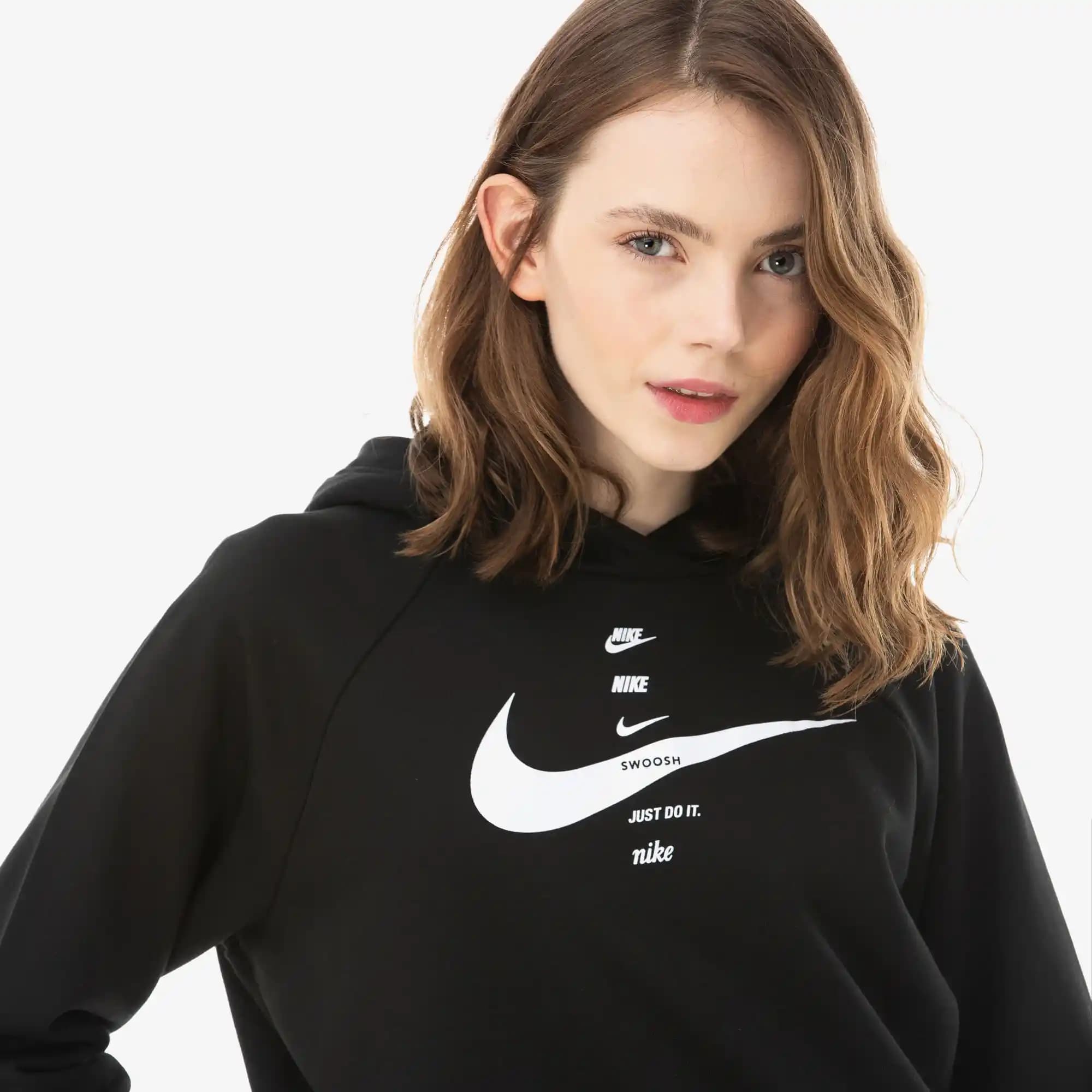 Nike Siyah Kadın Sweatshirtleri: Şıklık ve Konforun Birlikte Sunulduğu Koleksiyon