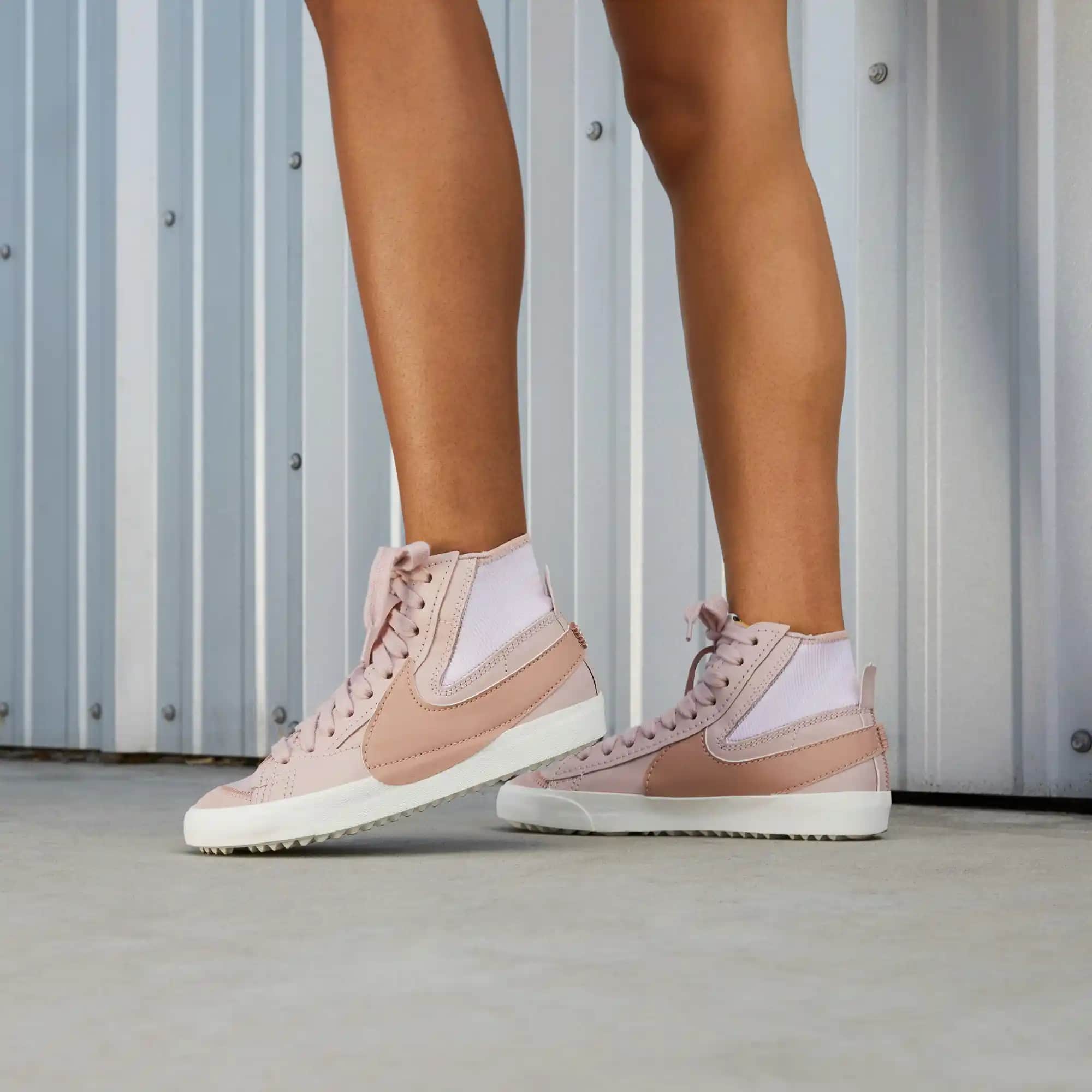 Pembe blazer ve ayakkabı kombinasyonlarıyla farklı tarzlar yaratmanın yolları