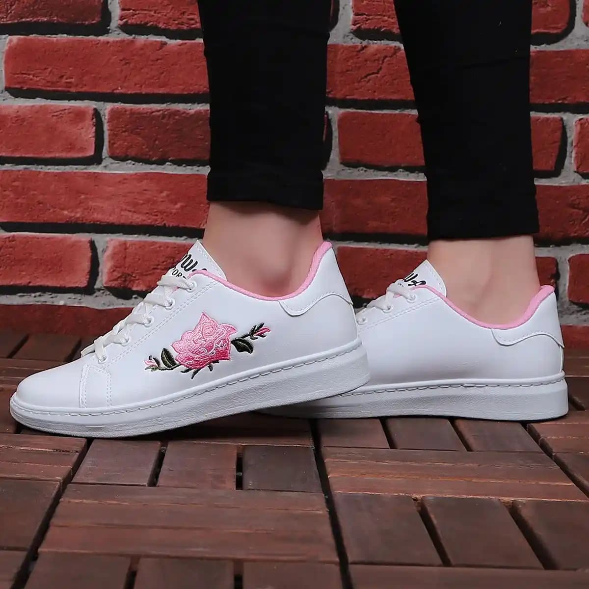 Pembe ve Beyaz Ayakkabılar: Moda Dünyasında Renklerin Uyumunu Yansıtan Trendler