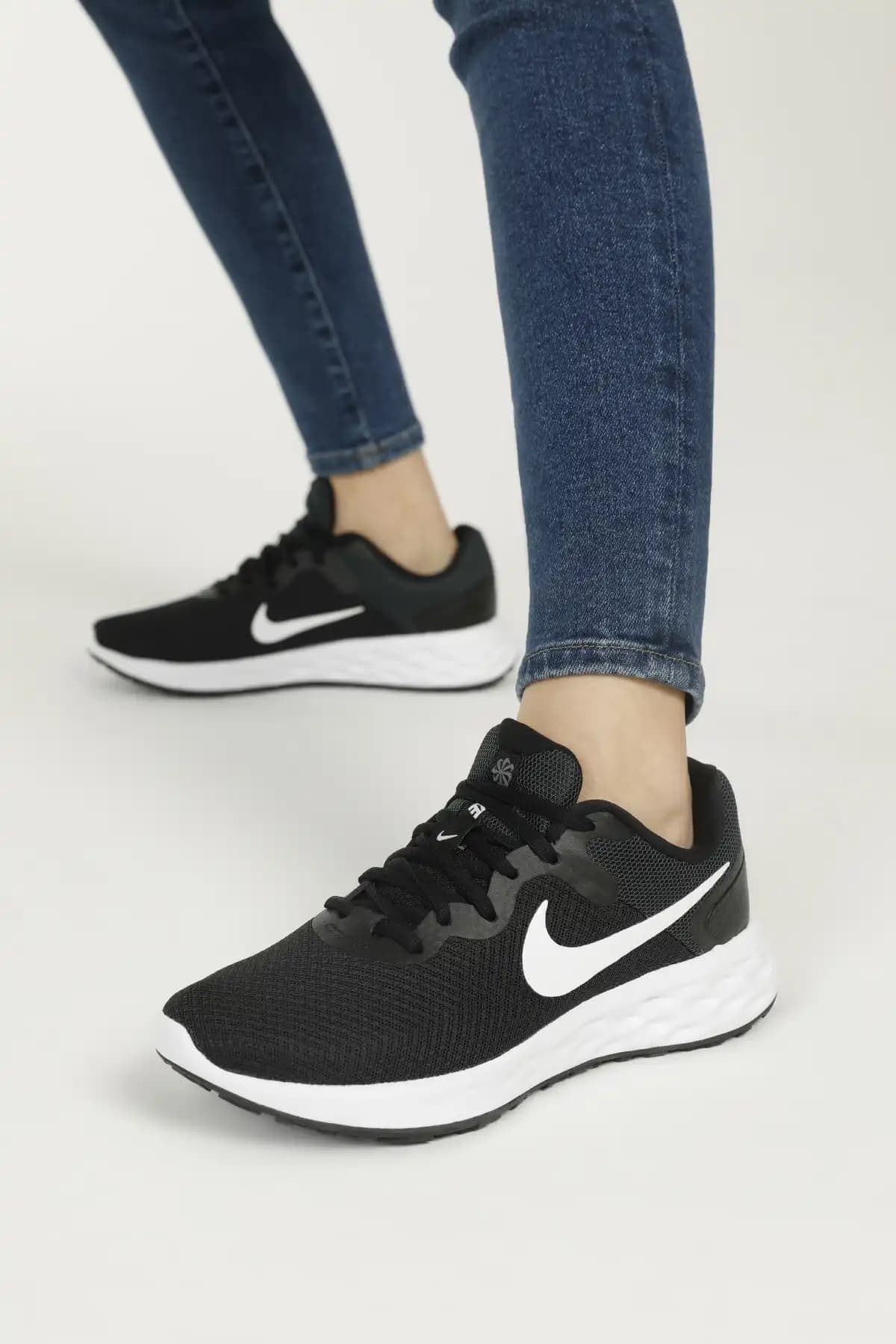 Siyah Nike Bayan Ayakkabıları: Şıklık ve Konfor Sunan Modeller ve Özellikler