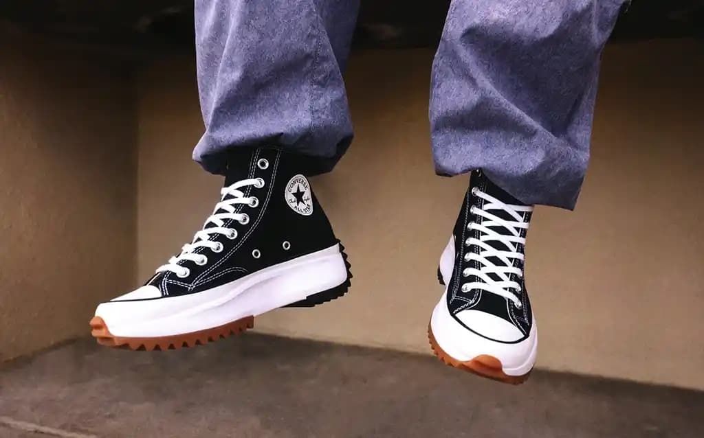 Sneaker Nedir? Modern Ayakkabı Dünyasında Popülerlik ve Özellikler